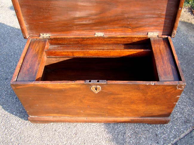 An 18th century 'style' seamans' chest with dovetailed construction — image 4